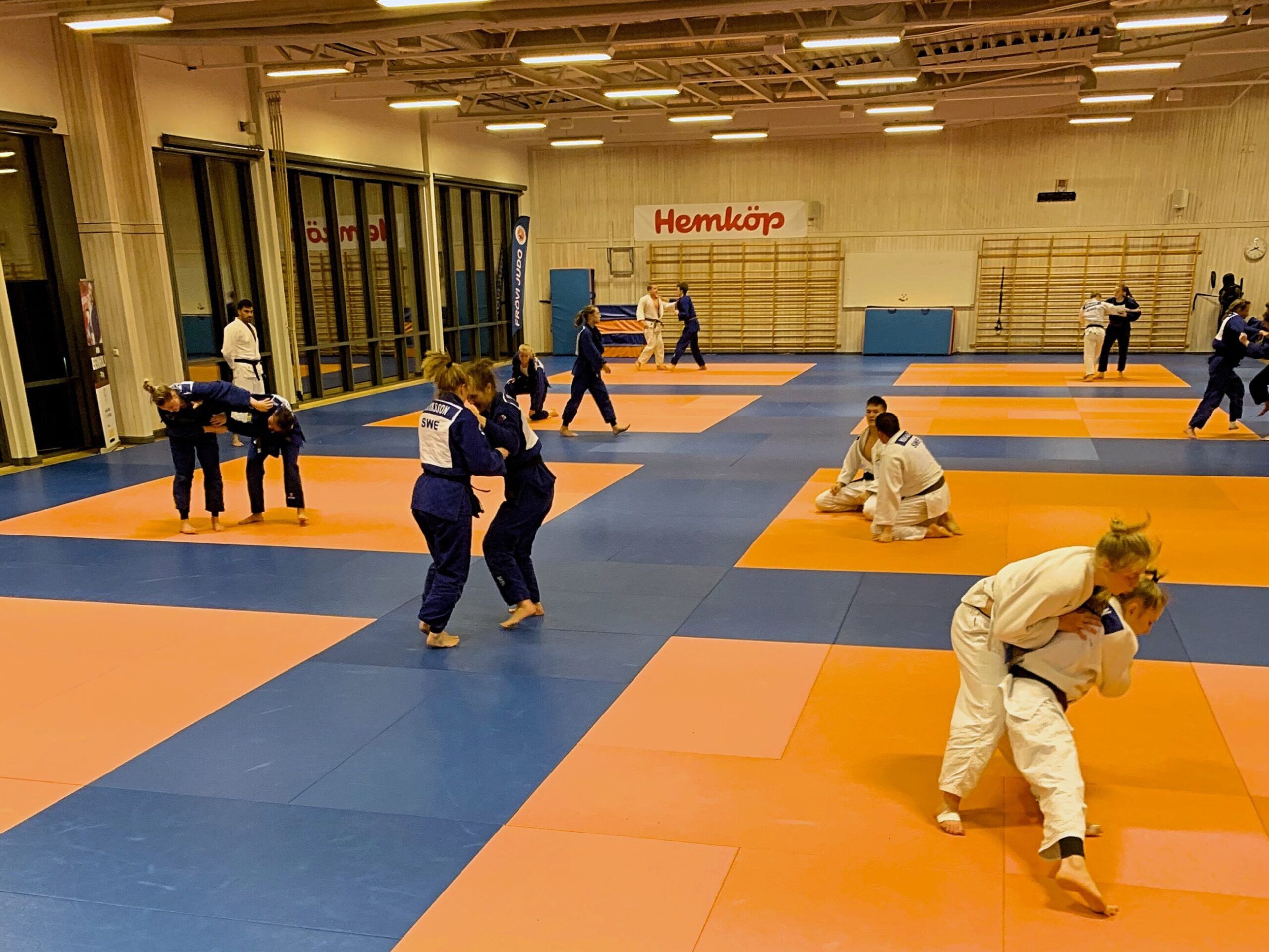 Elever vid judogymnasiet tränar judo.