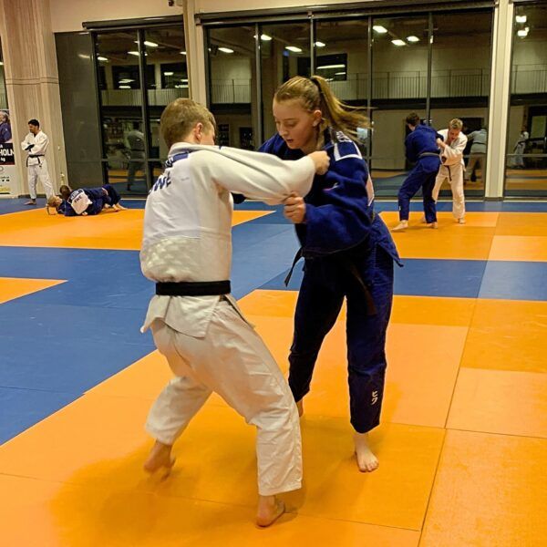 Elever vid judogymnasiet tränar judo.