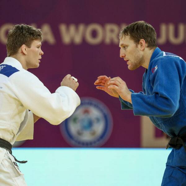 Robin Pacek i blå judodräkt och Matthias Casse vit judodräkt står mitt emot varandra med händerna uppe, beredd att ta tag i varandra i början av en match.