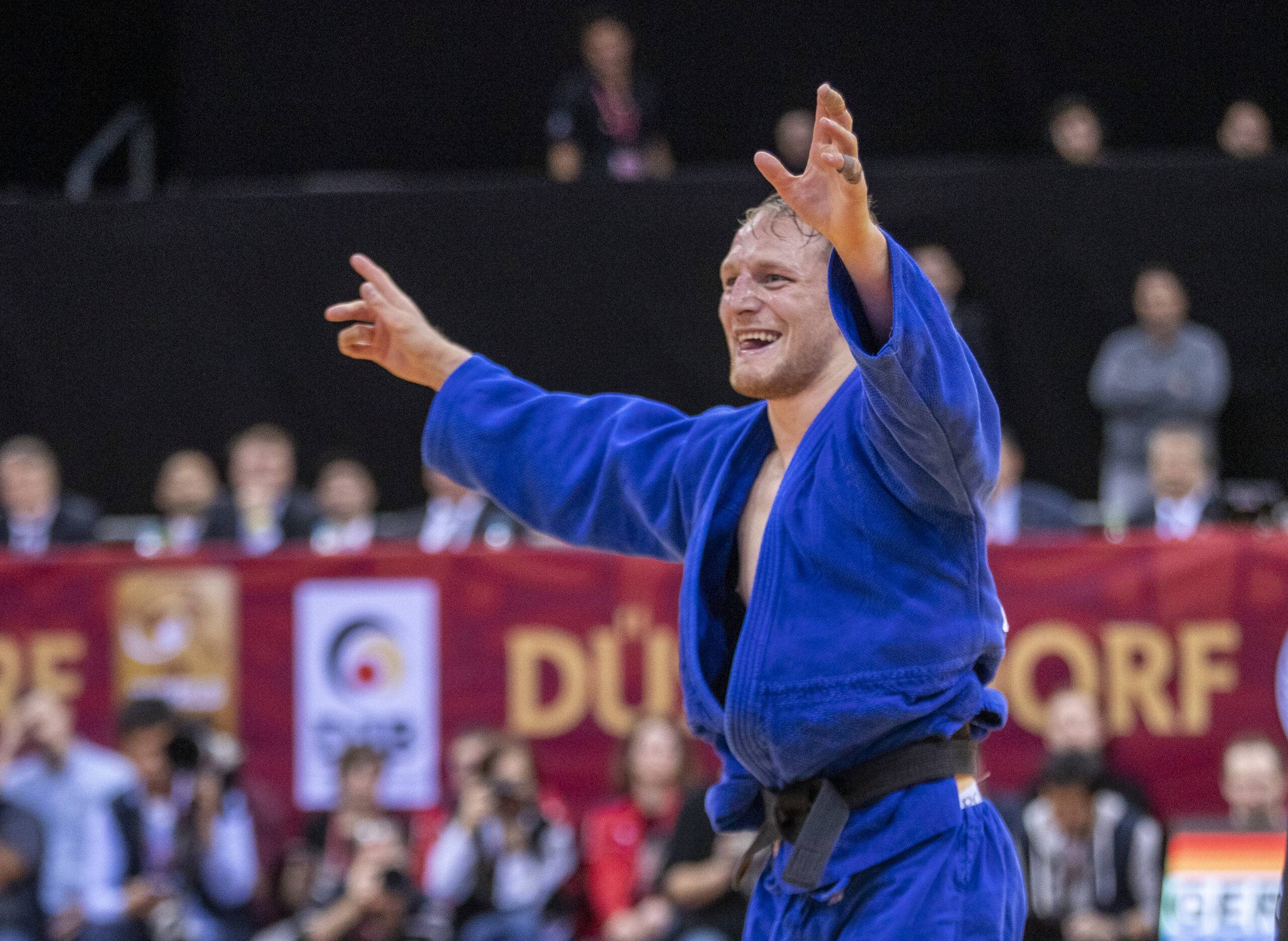 Robin Pacek sträcker ut armarna åt sidan och skriker ut sin glädje efter en vinst.