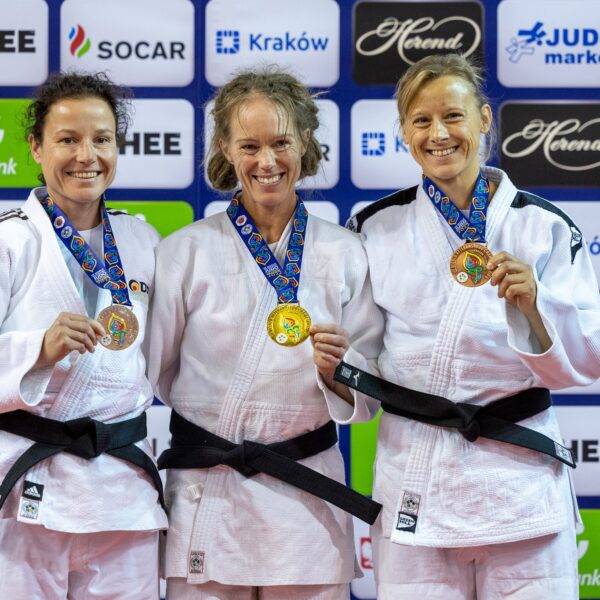 Marita Prahl i vit judodräkt med guldmedalj runt halsen.