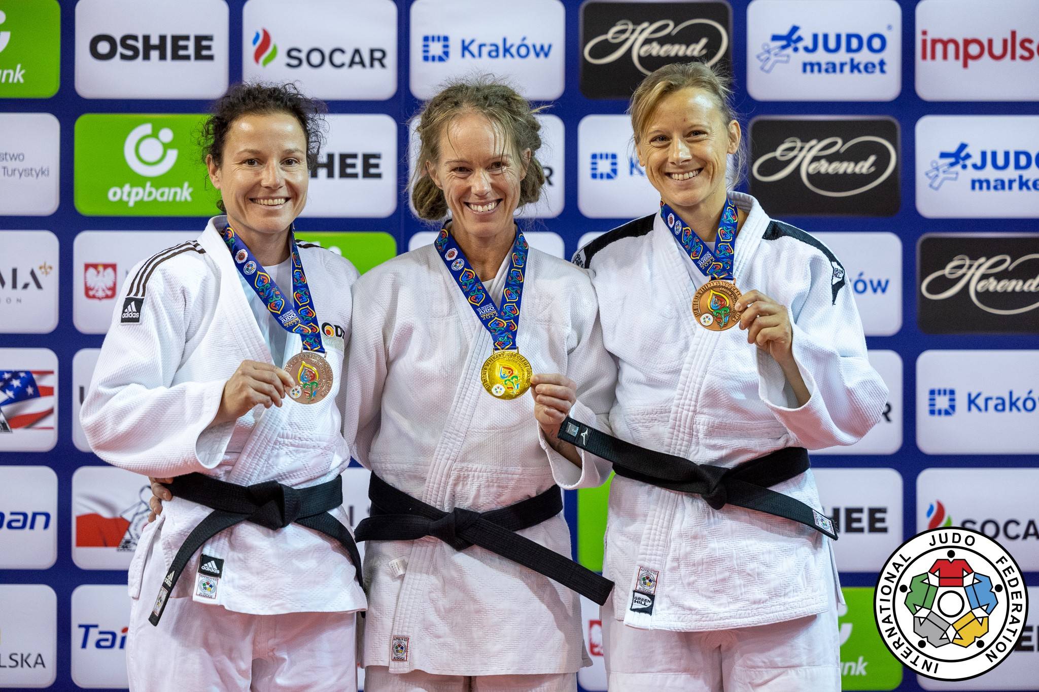 Marita Prahl i vit judodräkt med guldmedalj runt halsen.