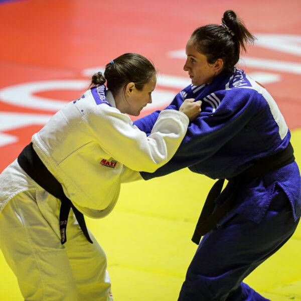 Nicolina Pernheim Goodrich och hennes motståndare står mitt emot varandra på judomattan och greppar varandras judodräkter.