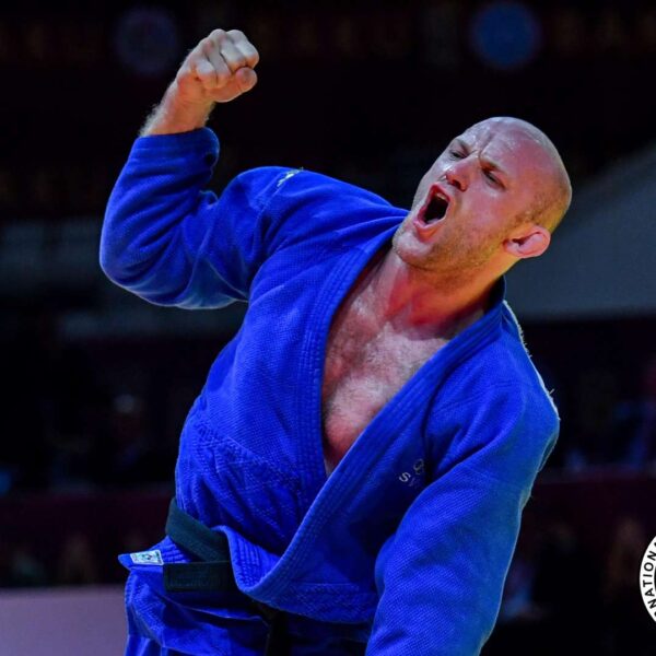 Marcus Nyman i blå judodräkt knyter handen i en segergest.